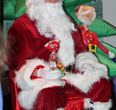 jessica-magicienne-ventriloque-pere-noel-bonbons